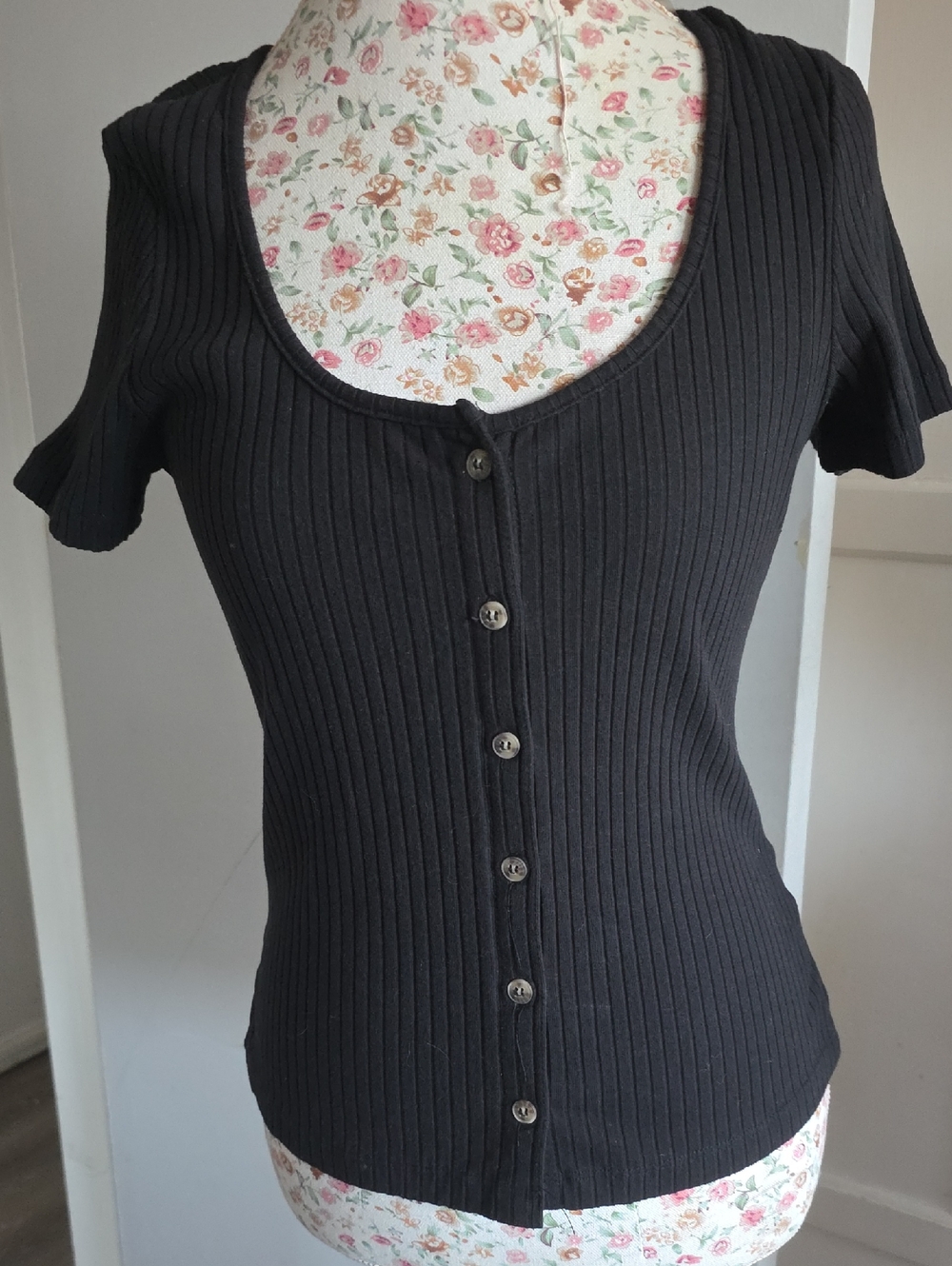Sanctuary Black Ribbed Button-Front Short Sleeve Top